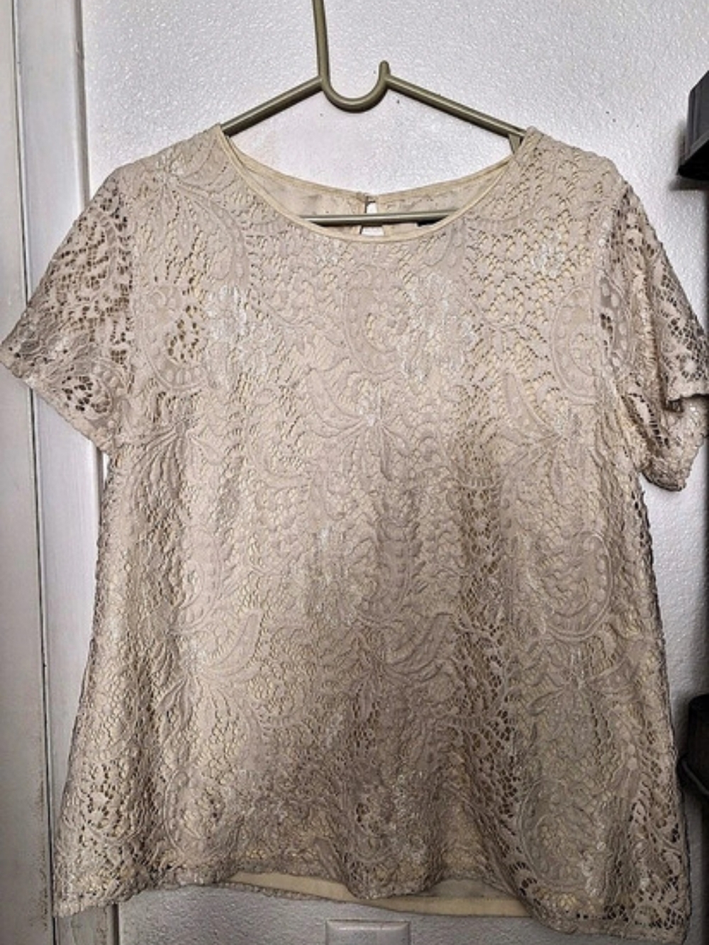 Forever 21 Lace Short Sleeve Blouse in Cream Size Large Like New